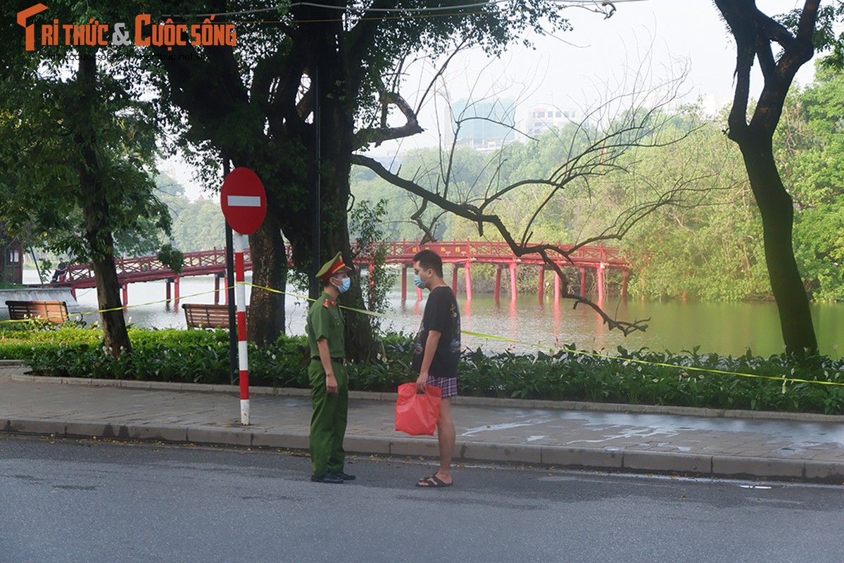 Ngay dau gian cach xa hoi theo Chi thi 16, duong pho Ha Noi the nao?-Hinh-9