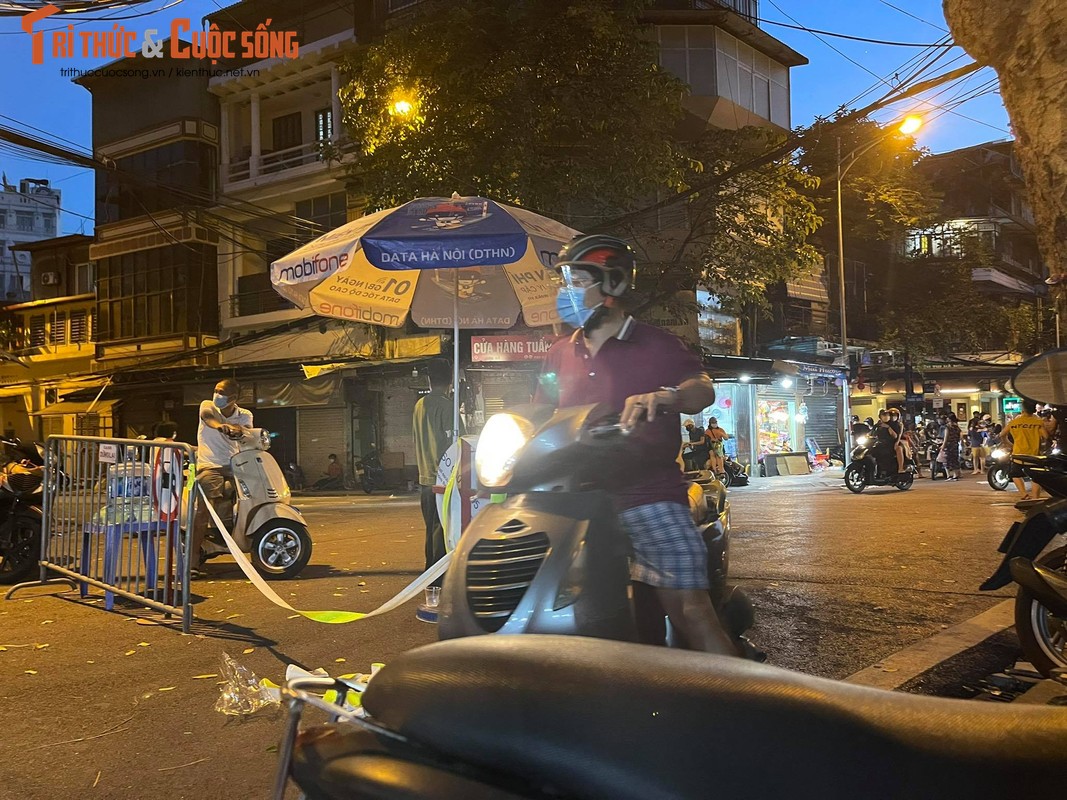 Ha Noi: Dan vuot rao vao pho Hang Ma chup anh, mua do Trung thu-Hinh-3