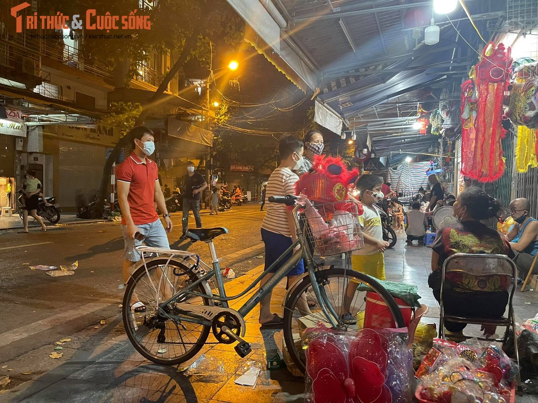 Ha Noi: Dan vuot rao vao pho Hang Ma chup anh, mua do Trung thu-Hinh-9