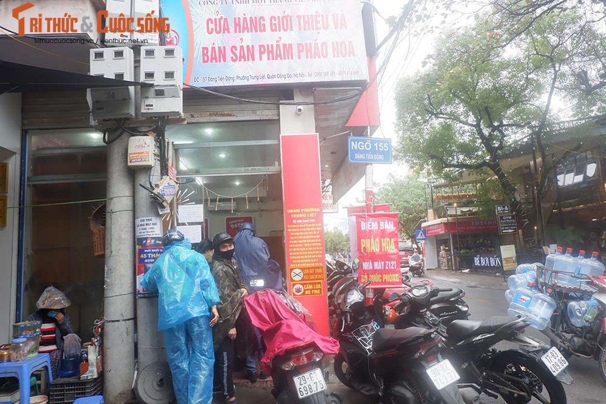 Canh tuong bat ngo tai cac quay ban phao hoa Tet o Ha Noi