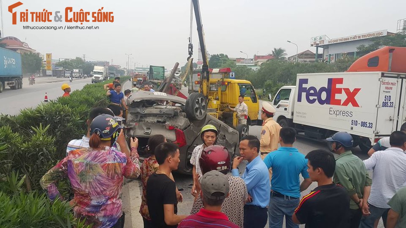 Hien truong container tong o to lat ngua, 5 nguoi thoat chet
