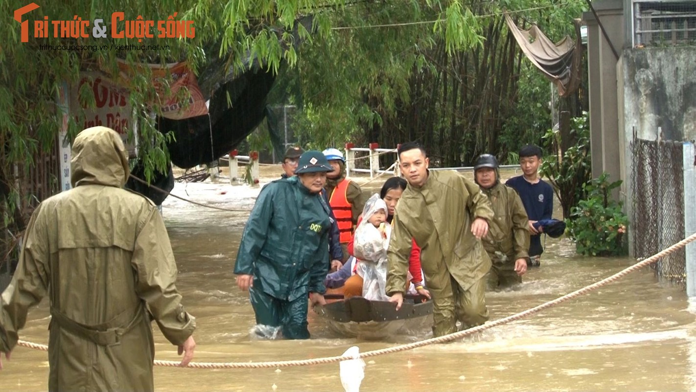 Ha Tinh, Quang Binh, Da Nang... gong minh vuot mua lu the nao?-Hinh-7