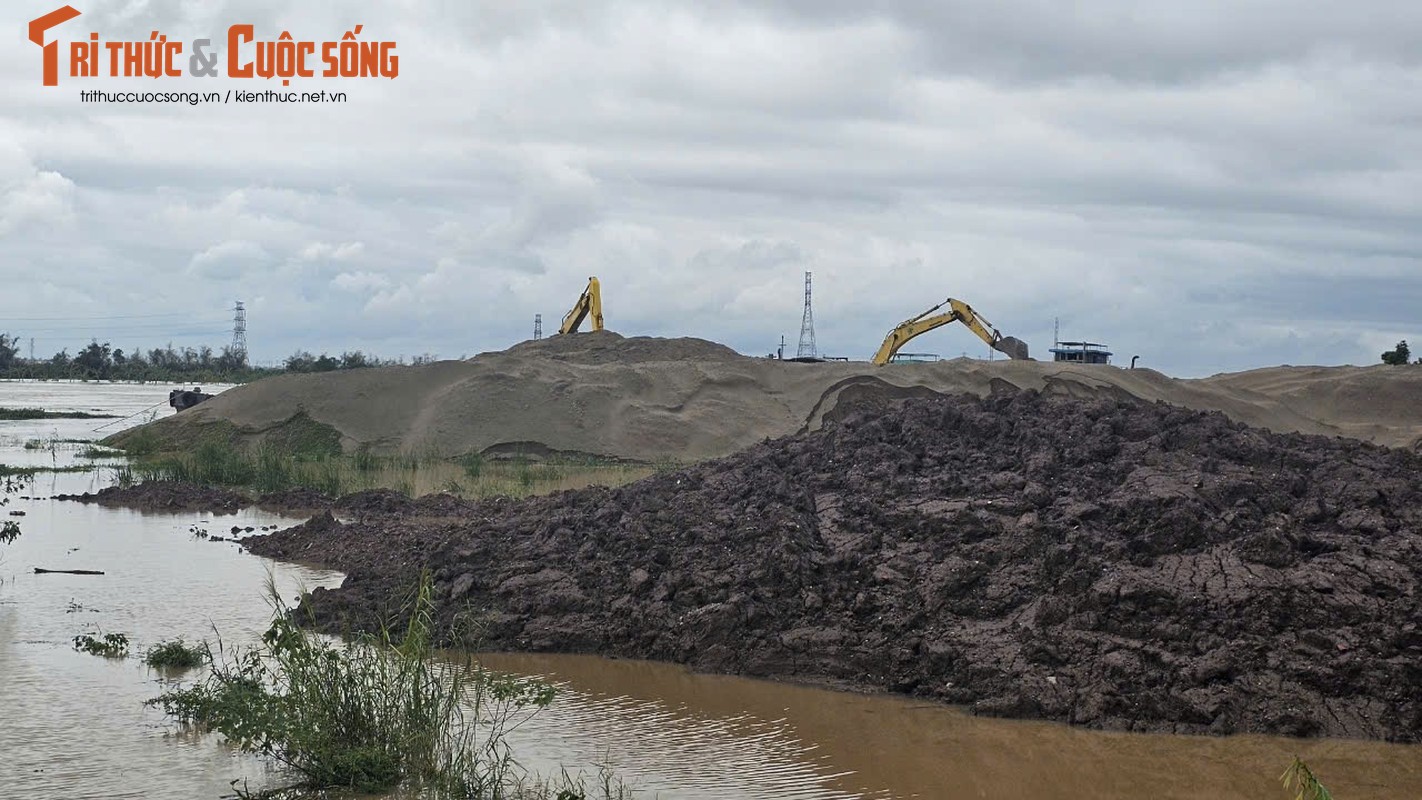 View - 	Hải Dương Báo động 2 sông Thái Bình bến bãi chất tải ngổn ngang