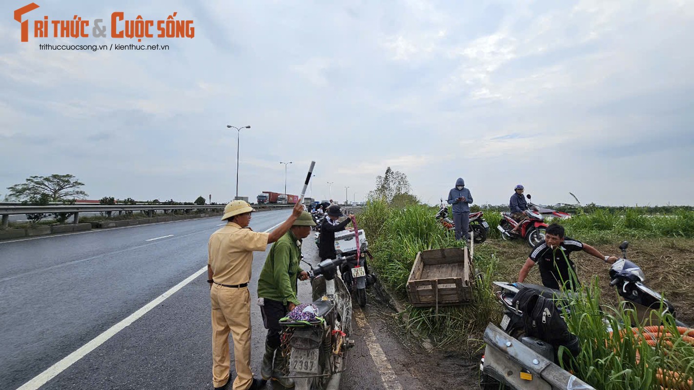 View - 	Hải Dương Người dân dựng xe, ngồi lan can ven QL5 câu cá