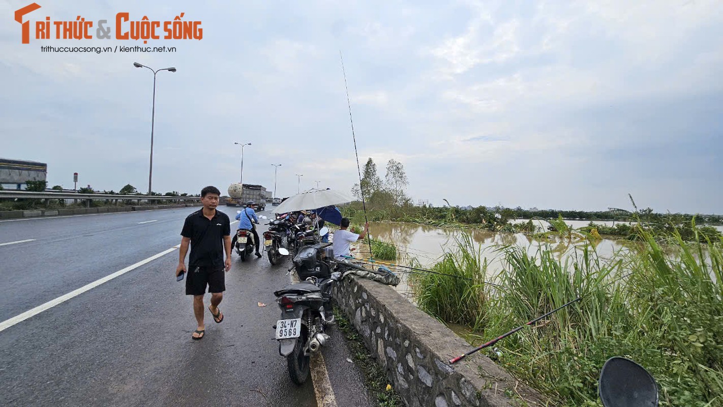 Hai Duong: Nguoi dan dung xe, ngoi lan can ven QL5 cau ca-Hinh-5