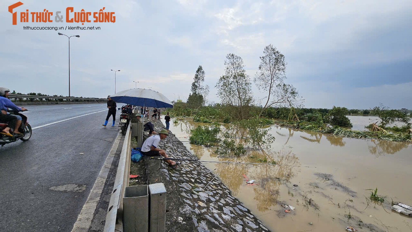 View - 	Hải Dương Người dân dựng xe, ngồi lan can ven QL5 câu cá