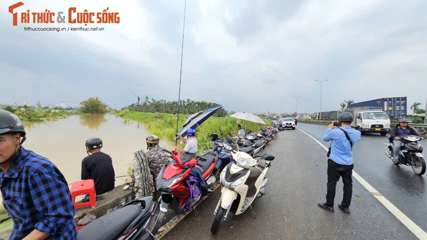 View - 	Hải Dương Người dân dựng xe, ngồi lan can ven QL5 câu cá