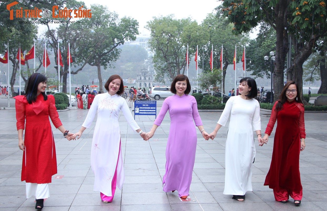 Quoc te Phu nu 8/3: Net dep nu can bo, nhan vien VUSTA trong ta ao dai-Hinh-13