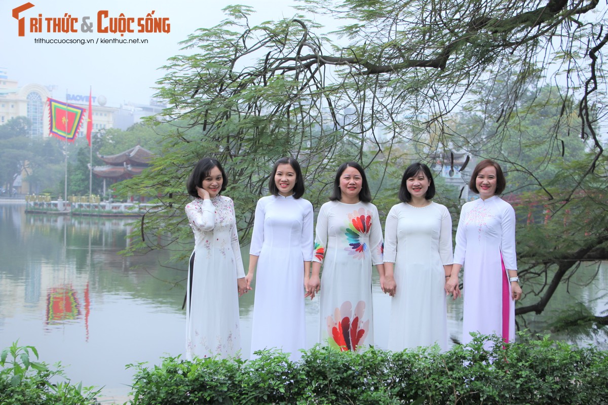 Quoc te Phu nu 8/3: Net dep nu can bo, nhan vien VUSTA trong ta ao dai