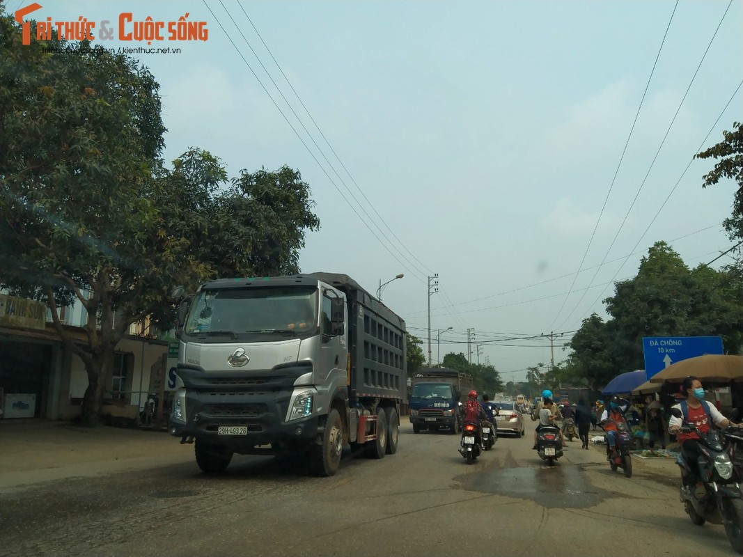 “Binh doan” xe cho qua tai tung hoanh tuyen duong phia Tay Ha Noi-Hinh-8