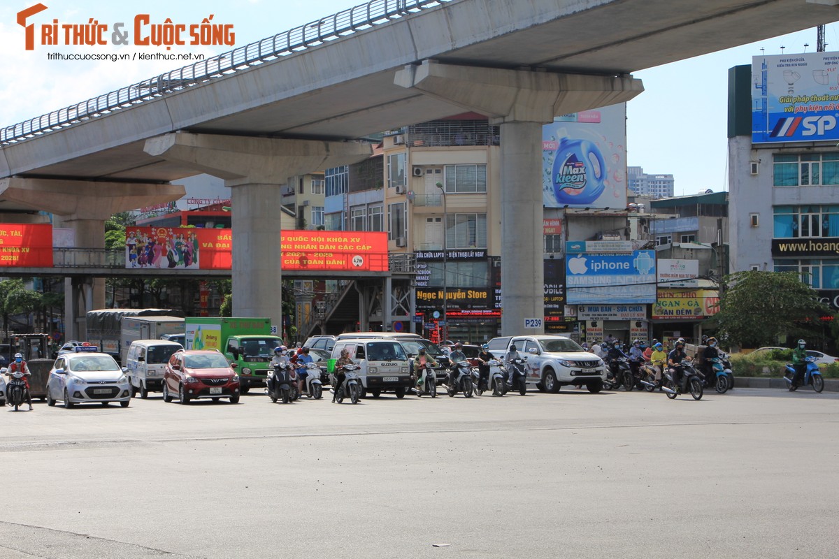 Nguoi dan Ha Noi “vat va” trong nang nong 40 do C