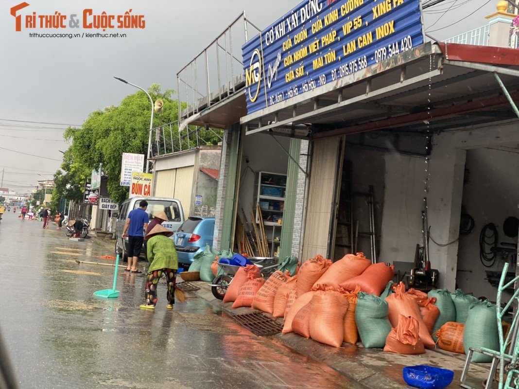 Nong dan Hai Hau “khoc rong” vi  thoc lua phoi ngoai duong ngap ngua trong mua-Hinh-5