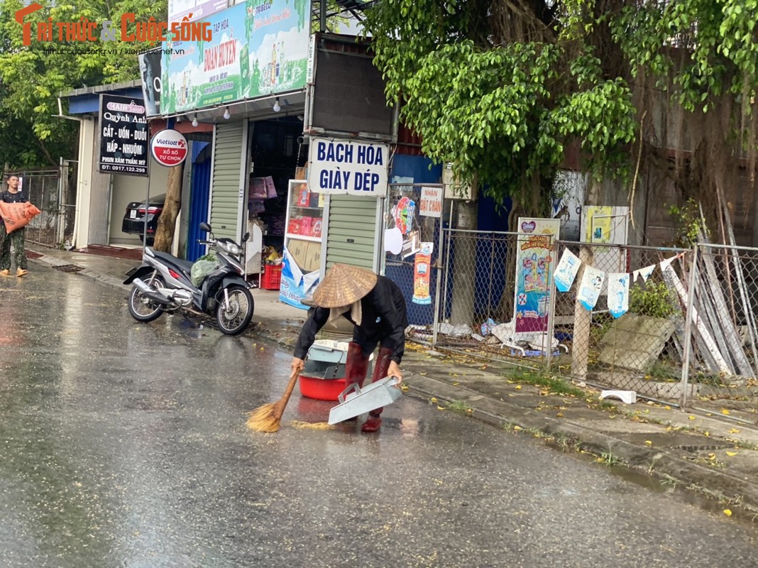 Nong dan Hai Hau “khoc rong” vi  thoc lua phoi ngoai duong ngap ngua trong mua-Hinh-6