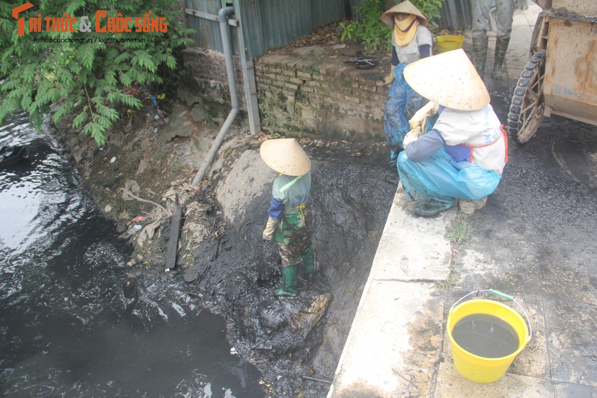 Ha Noi gian cach: Cong nhan dam minh trong cong de vot rac-Hinh-10