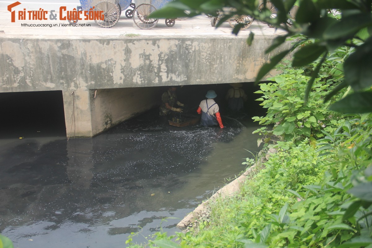 Ha Noi gian cach: Cong nhan dam minh trong cong de vot rac-Hinh-4