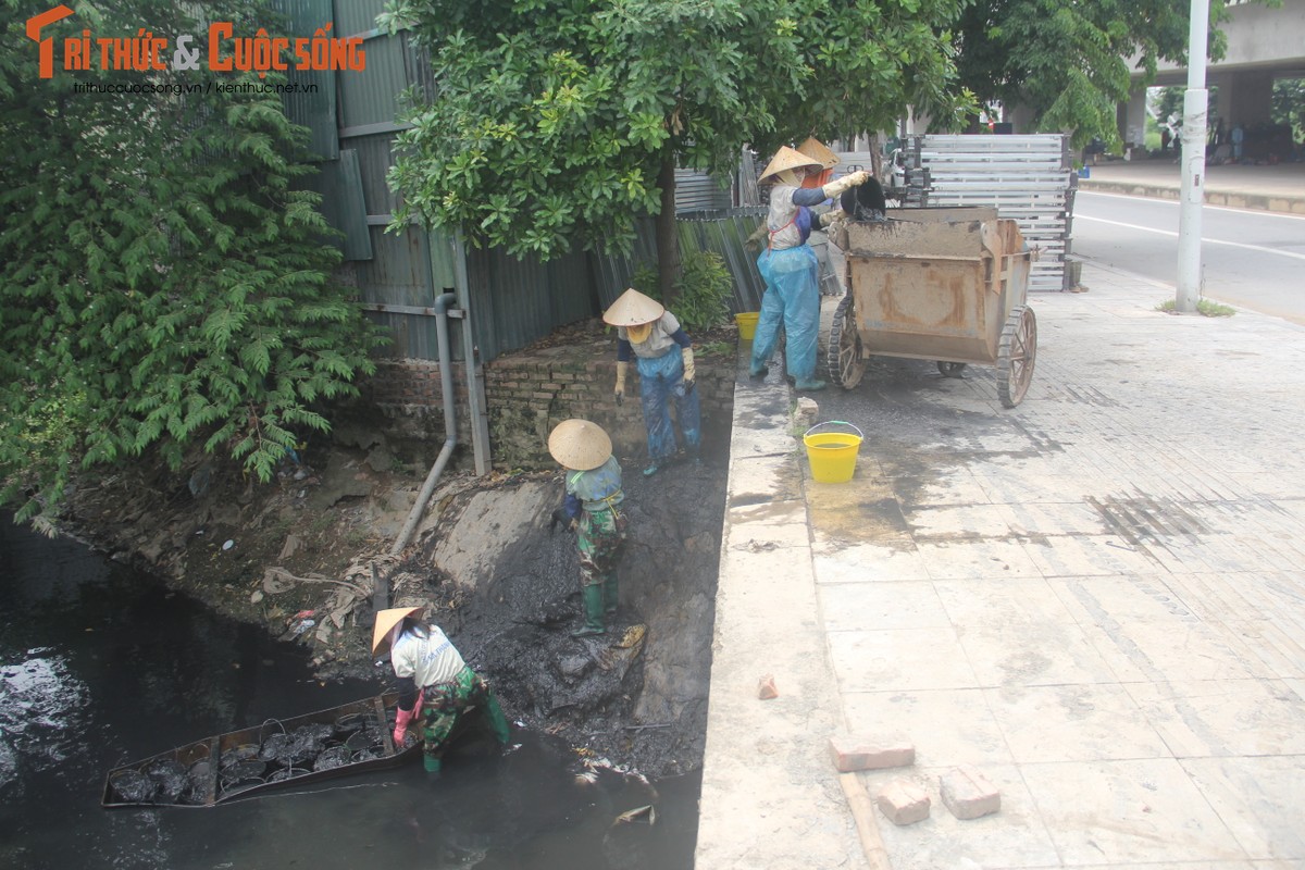 Ha Noi gian cach: Cong nhan dam minh trong cong de vot rac-Hinh-6