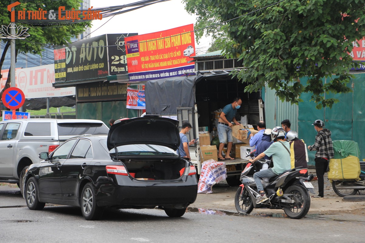 Ha Noi: Xe tai nup trong bui ram de boc xep hang hoa-Hinh-12