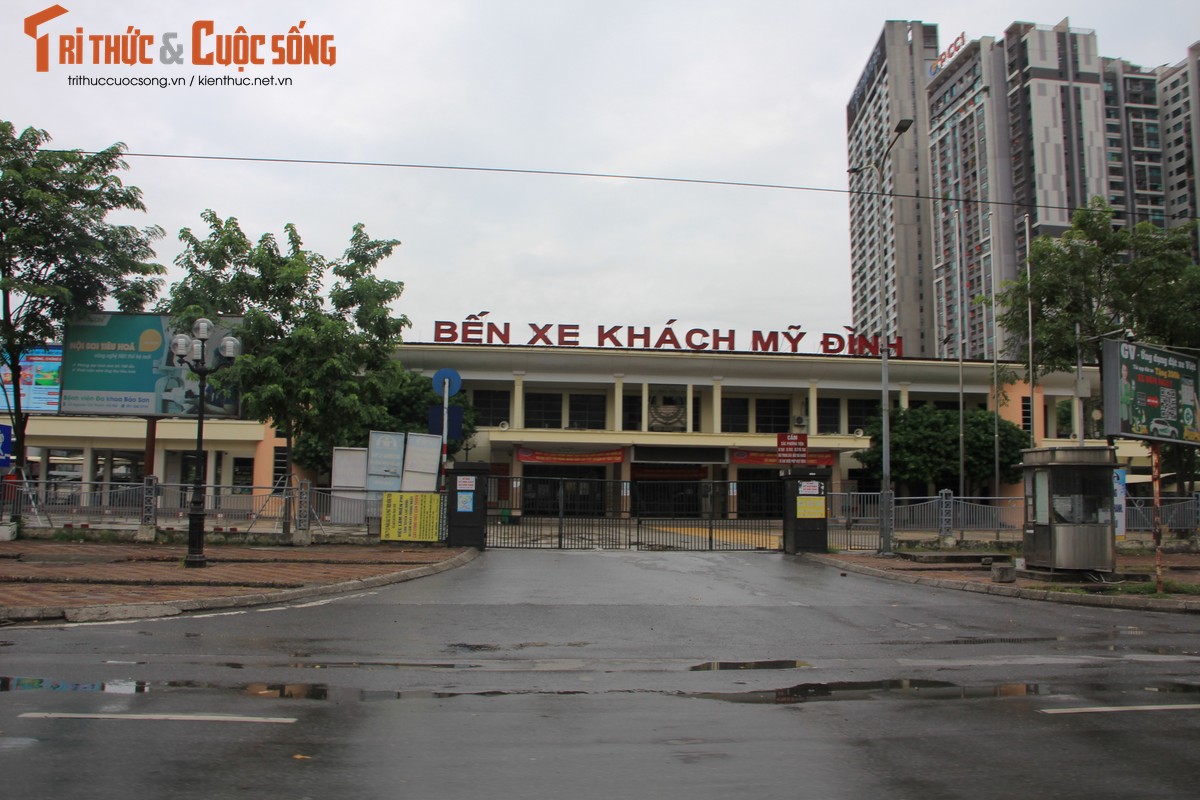 Ha Noi: Xe tai nup trong bui ram de boc xep hang hoa