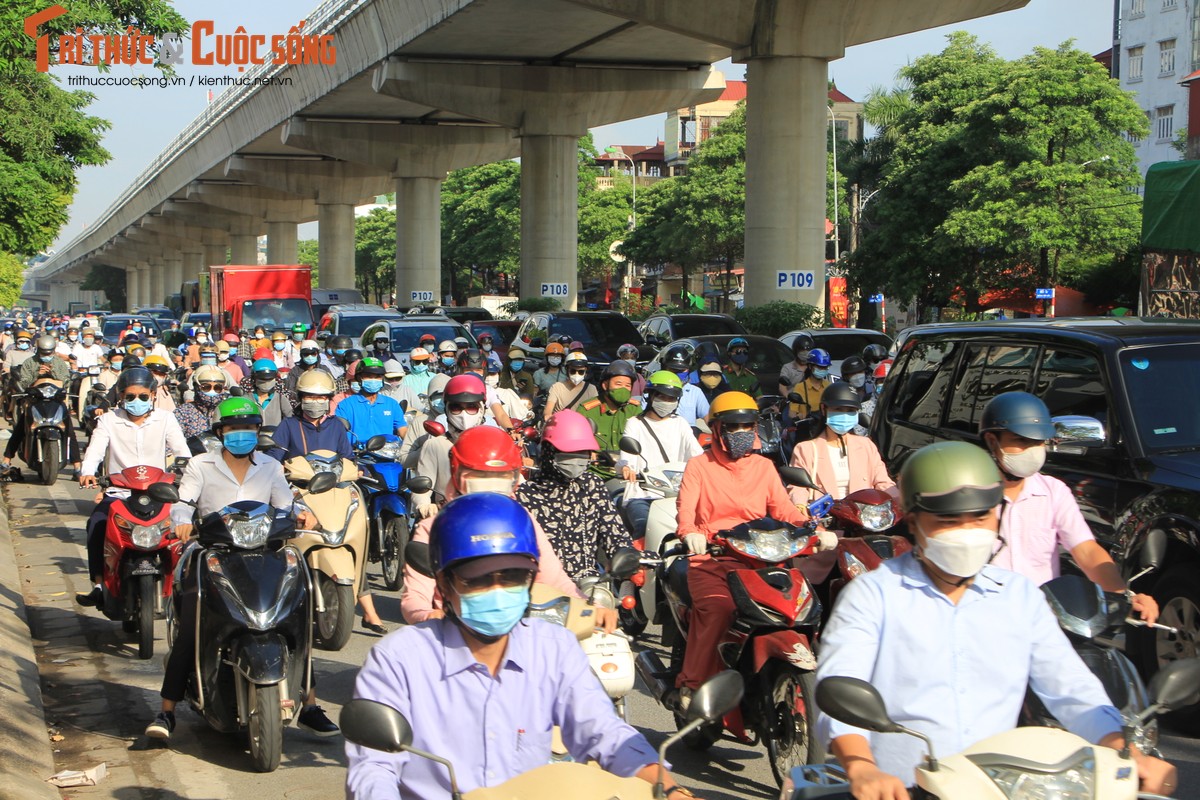 Ngay dau di lam sau ky nghi Quoc khanh 2/9: Quoc lo 32 un u