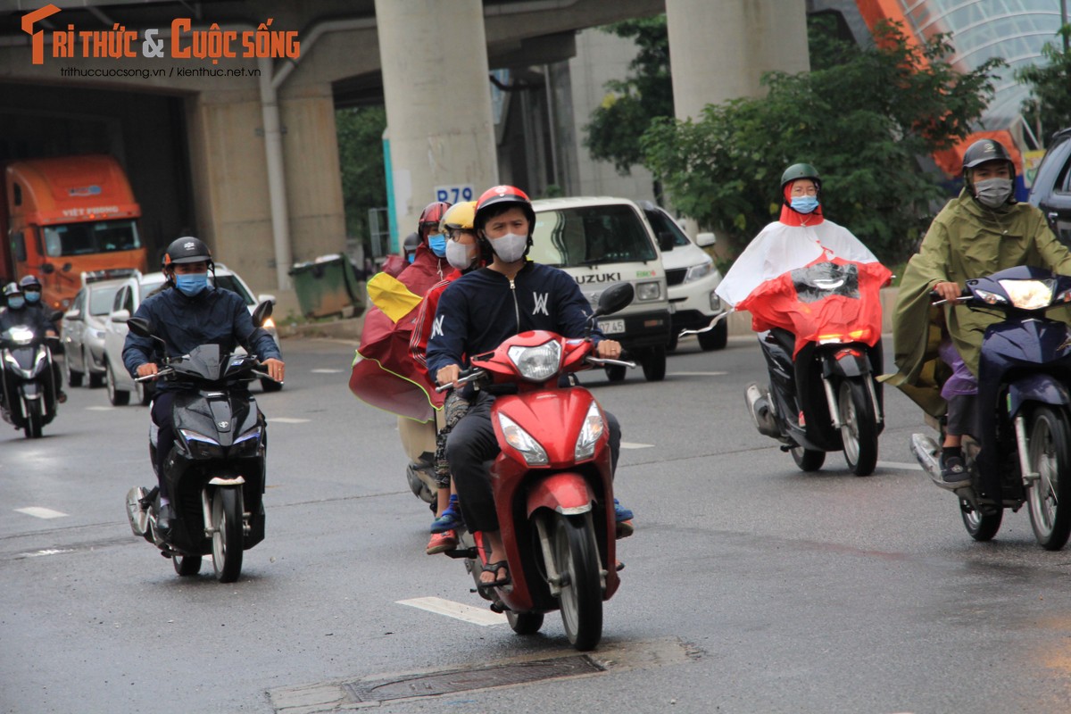 Nguoi dan Ha Noi co ro trong cai lanh dau mua