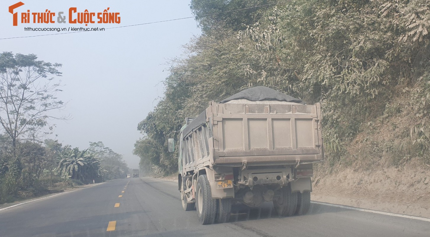 “Binh doan” xe coi noi, cho qua tai tung hoanh tren duong Ho Chi Minh-Hinh-8