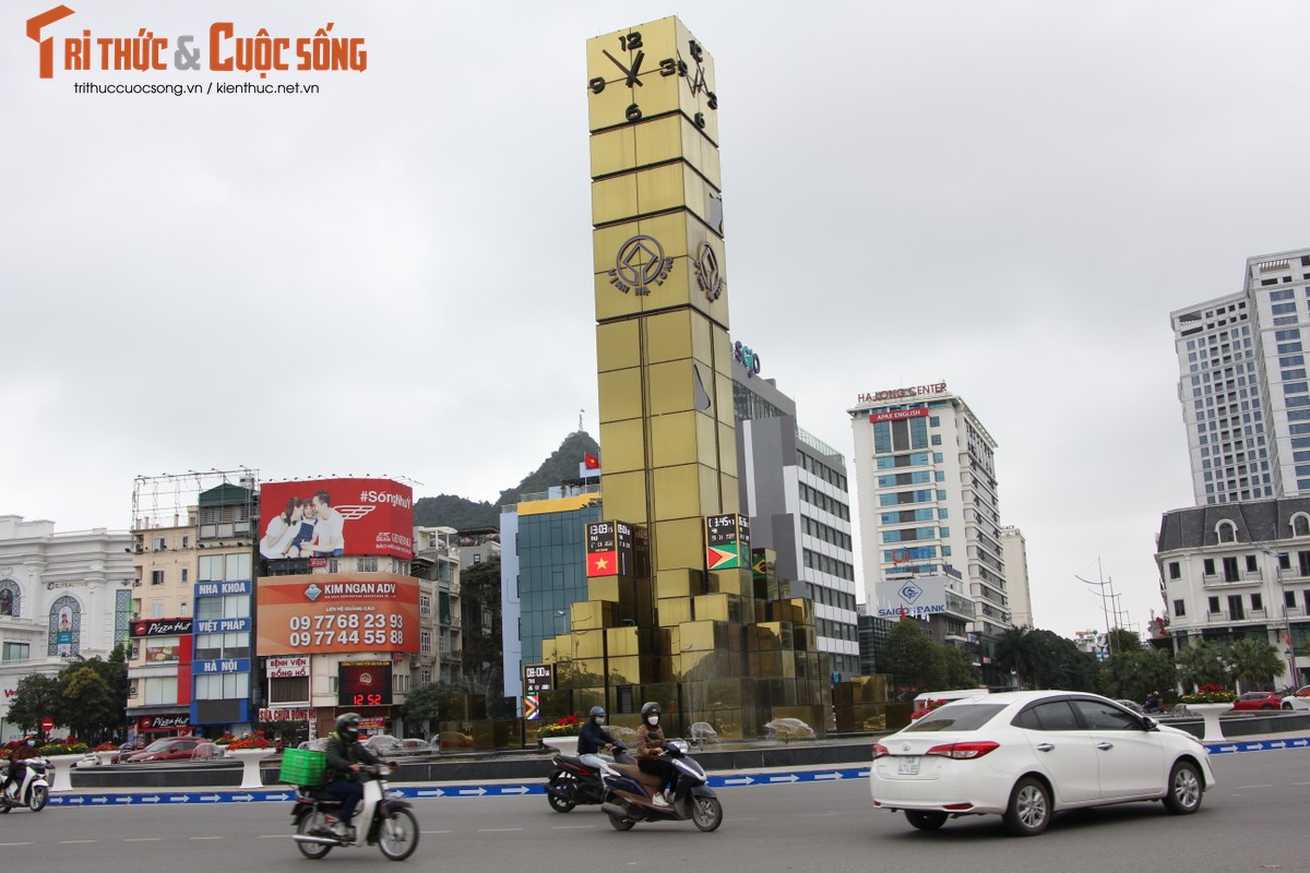 View - 	Cột đồng hồ 35 tỷ ở Hạ Long bong tróc, xuống cấp