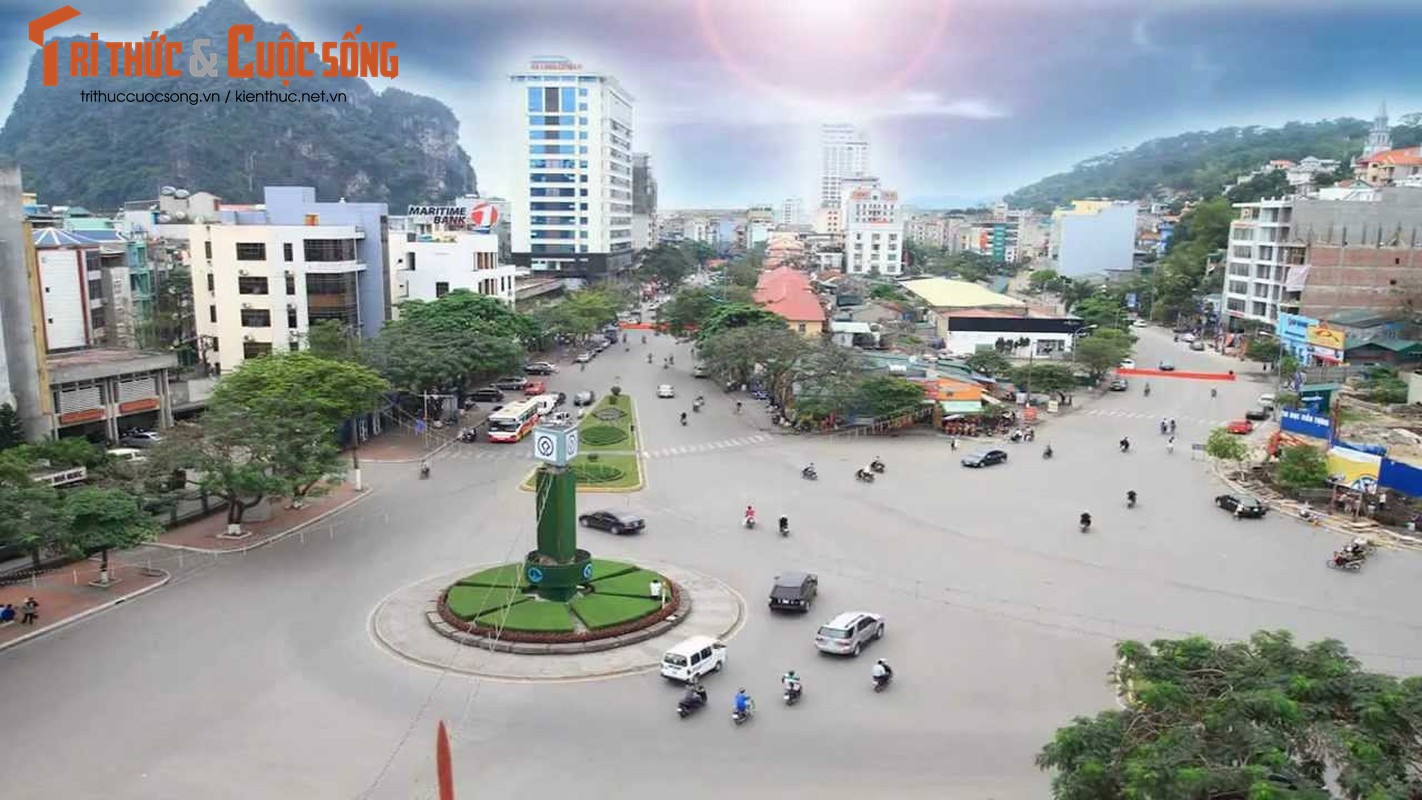 View - 	Cột đồng hồ 35 tỷ ở Hạ Long bong tróc, xuống cấp