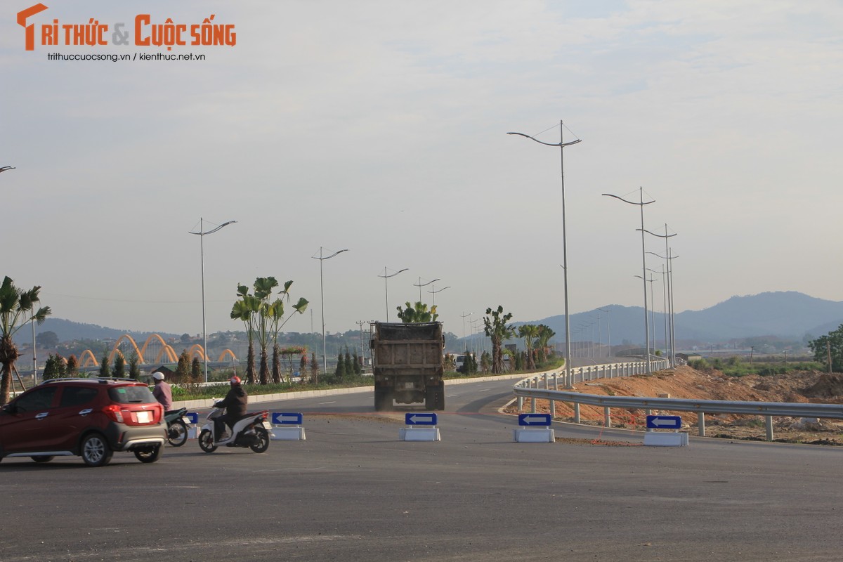 Quang Ninh: Sau khanh thanh, du an cau Tinh Yeu van ngon ngang, mat ATGT-Hinh-12