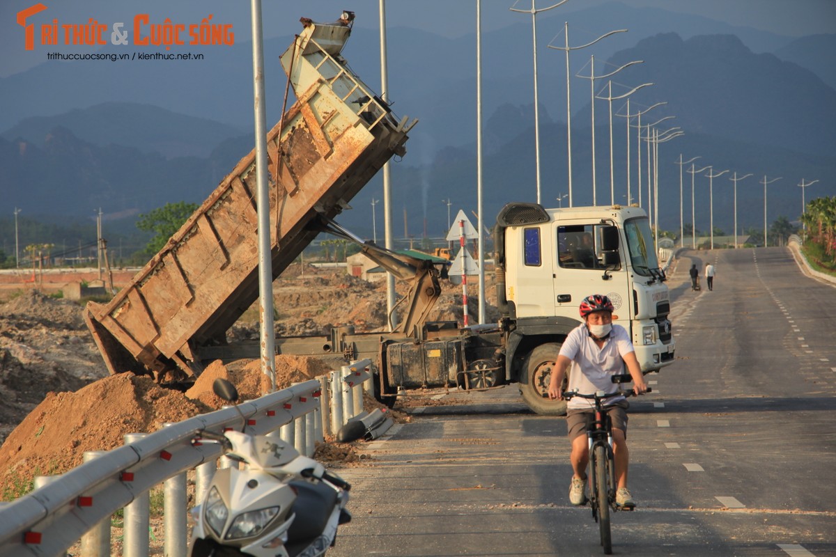 Quang Ninh: Sau khanh thanh, du an cau Tinh Yeu van ngon ngang, mat ATGT-Hinh-5