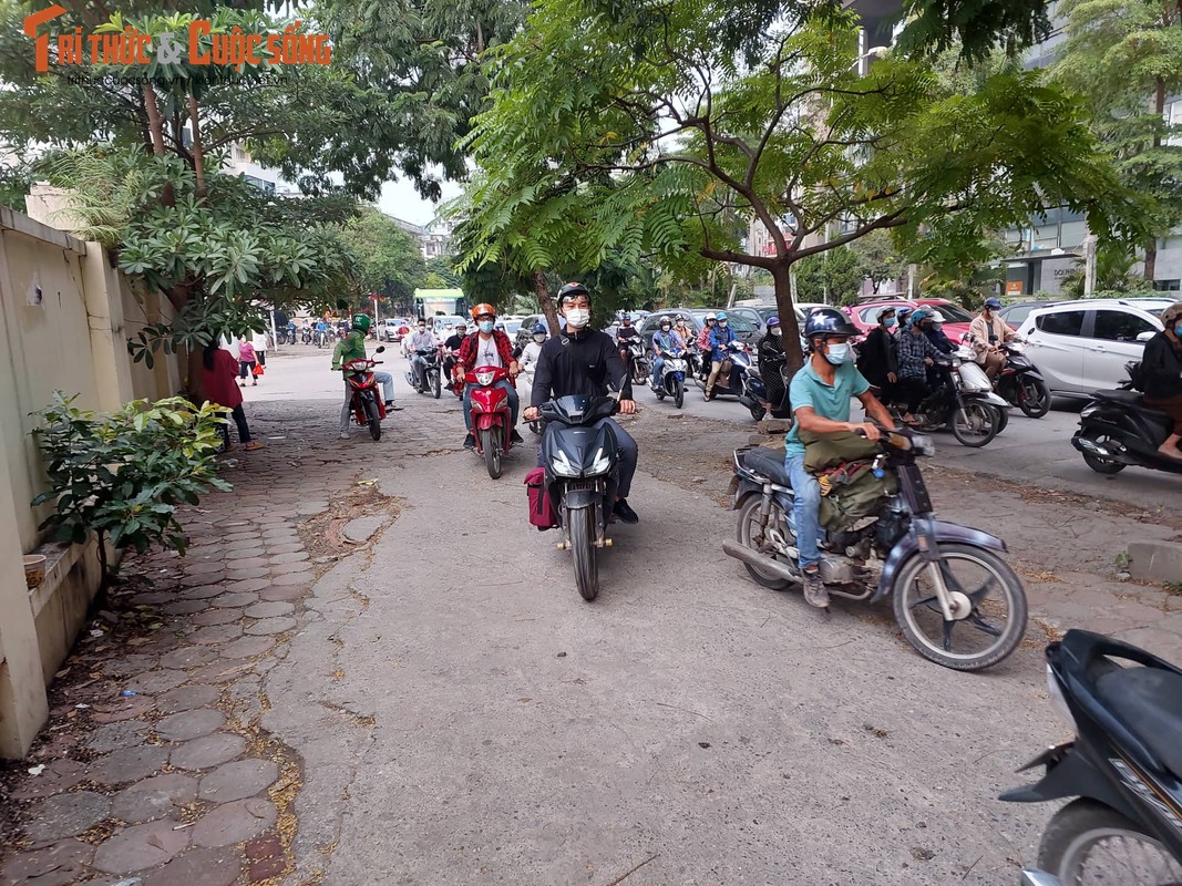 Ha Noi: Via he duong Nguyen Hoang bi lan chiem, hu hong nang-Hinh-4