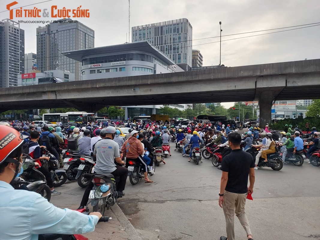 Ha Noi: Via he duong Nguyen Hoang bi lan chiem, hu hong nang