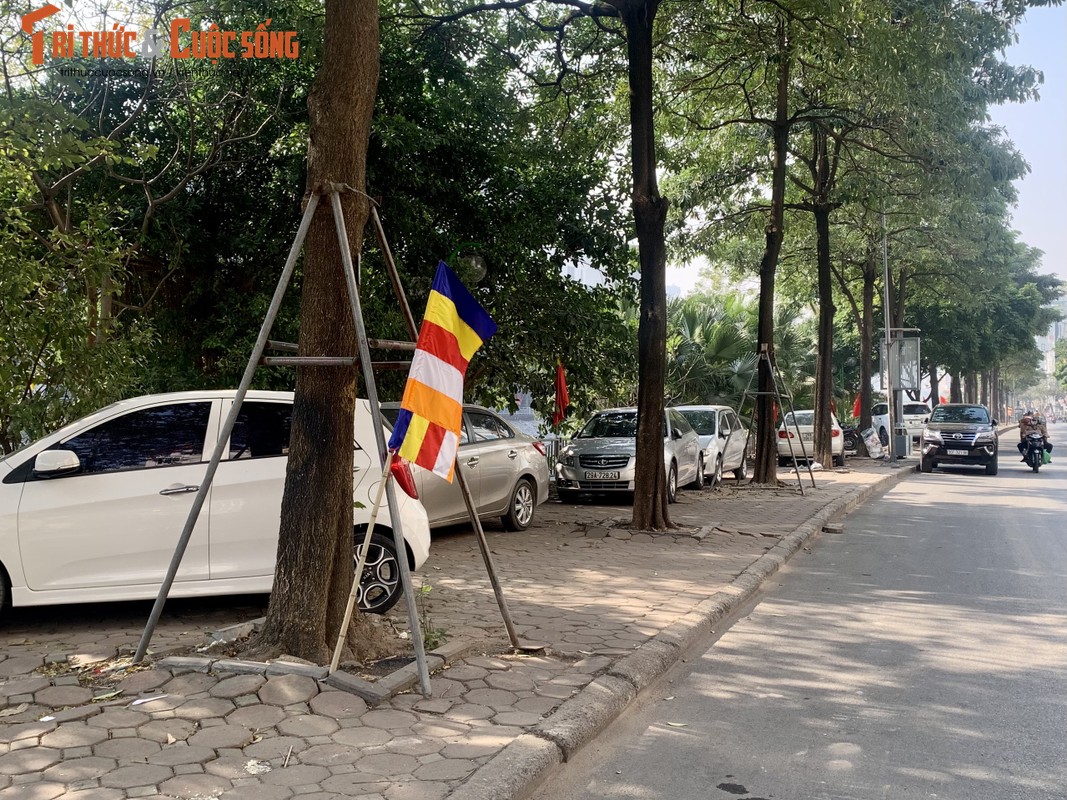 Ha Noi: Co lenh cam, via he lat da...van 