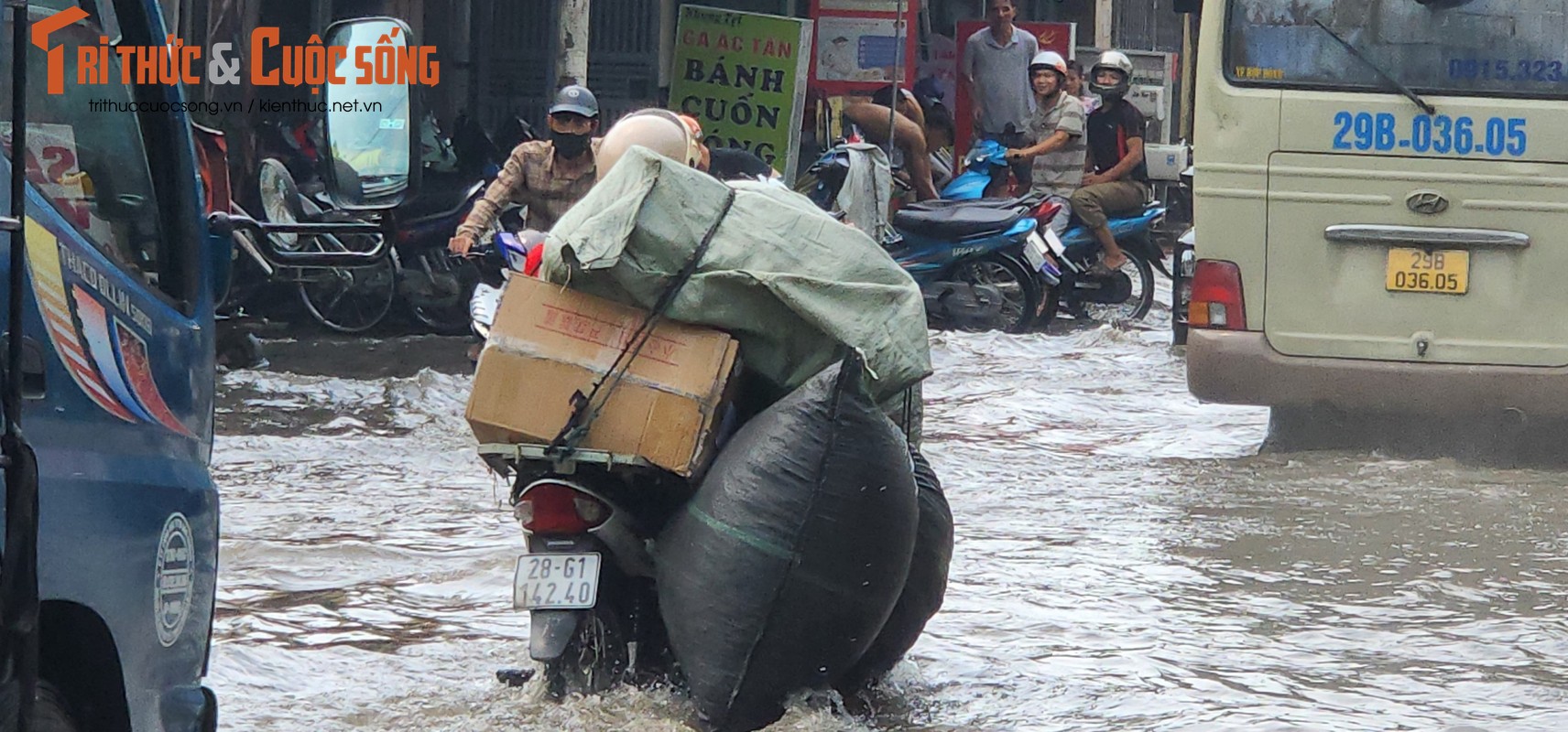 Duong pho Ha Noi ngap lut giua troi nang-Hinh-11