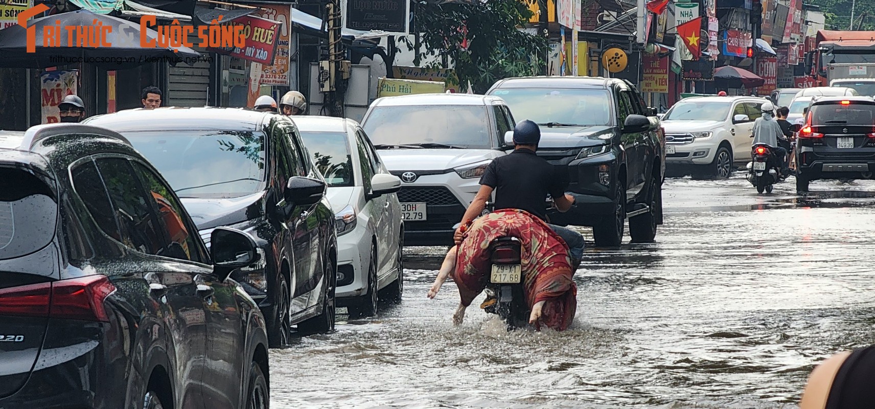 Duong pho Ha Noi ngap lut giua troi nang-Hinh-12