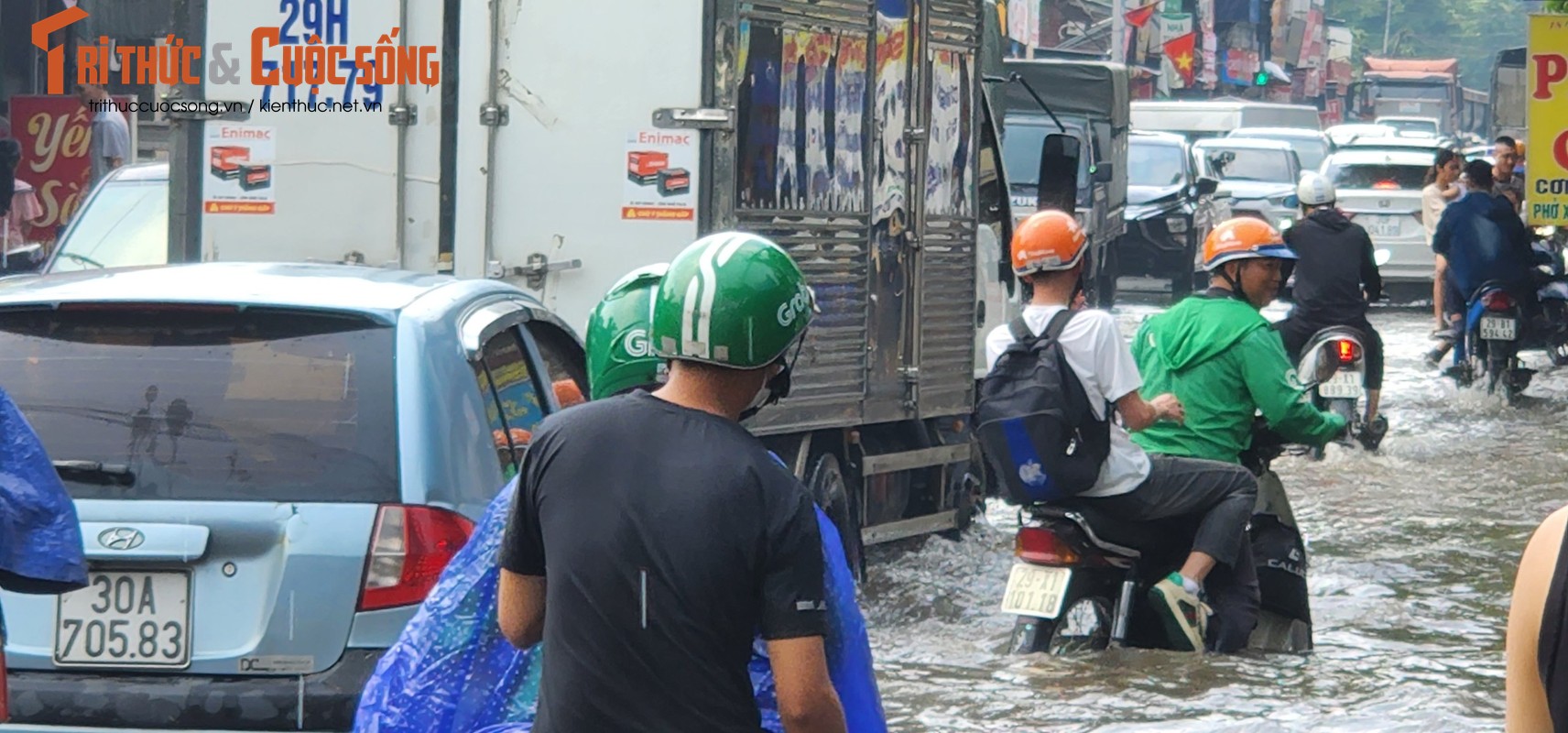 Duong pho Ha Noi ngap lut giua troi nang-Hinh-13