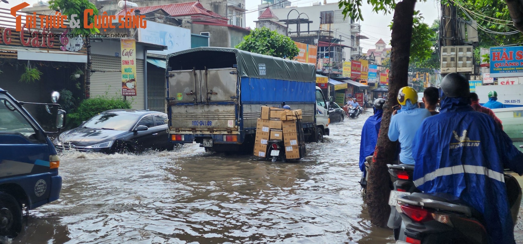 Duong pho Ha Noi ngap lut giua troi nang-Hinh-15