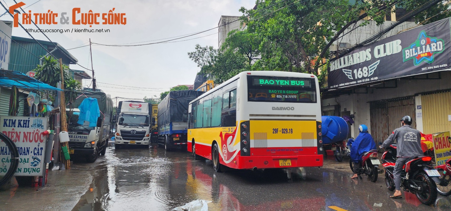 Duong pho Ha Noi ngap lut giua troi nang-Hinh-19