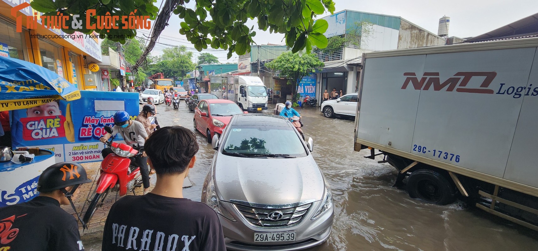 Duong pho Ha Noi ngap lut giua troi nang-Hinh-5