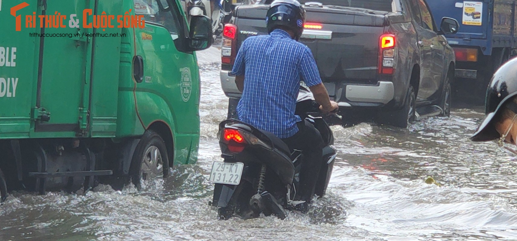 Duong pho Ha Noi ngap lut giua troi nang-Hinh-6