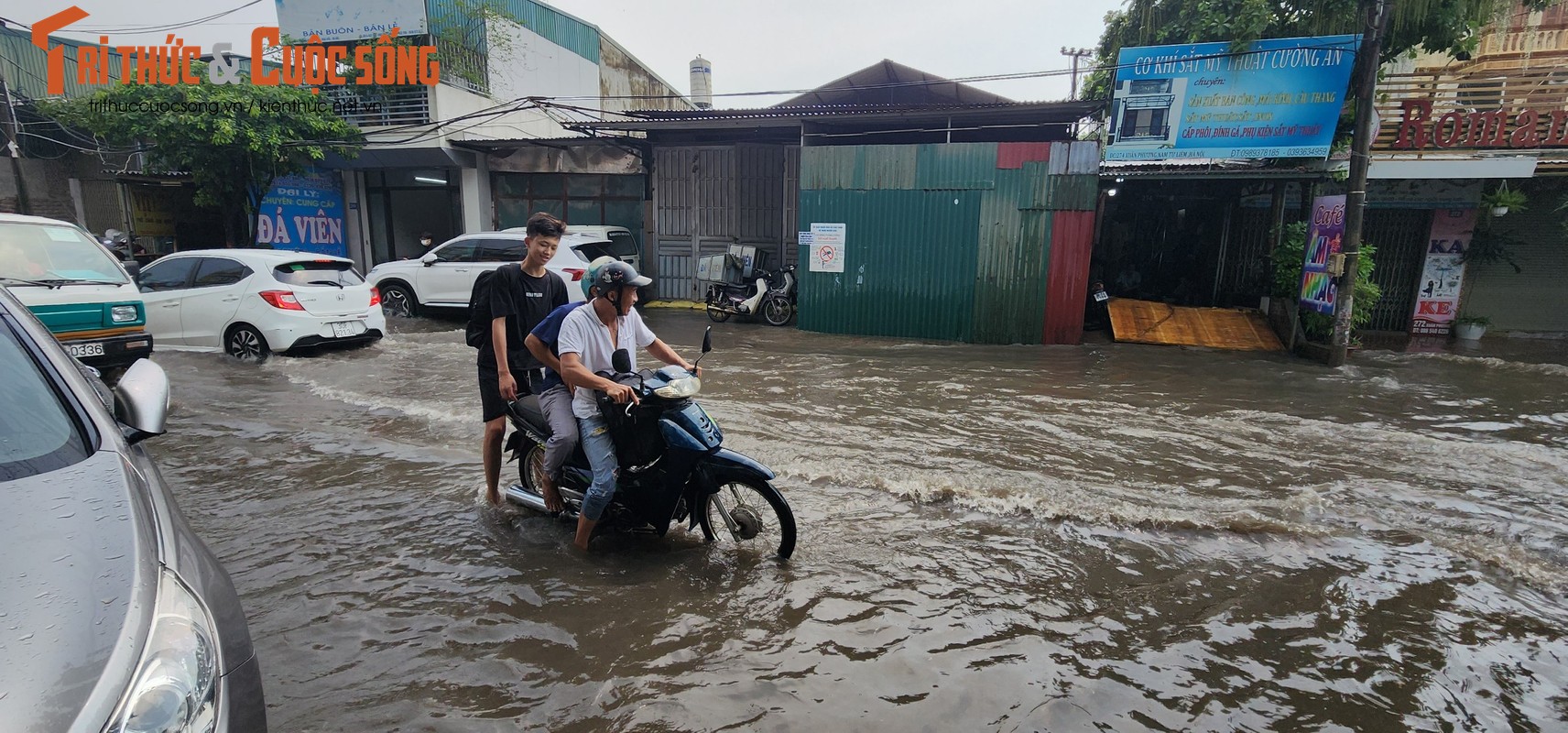 Duong pho Ha Noi ngap lut giua troi nang-Hinh-7