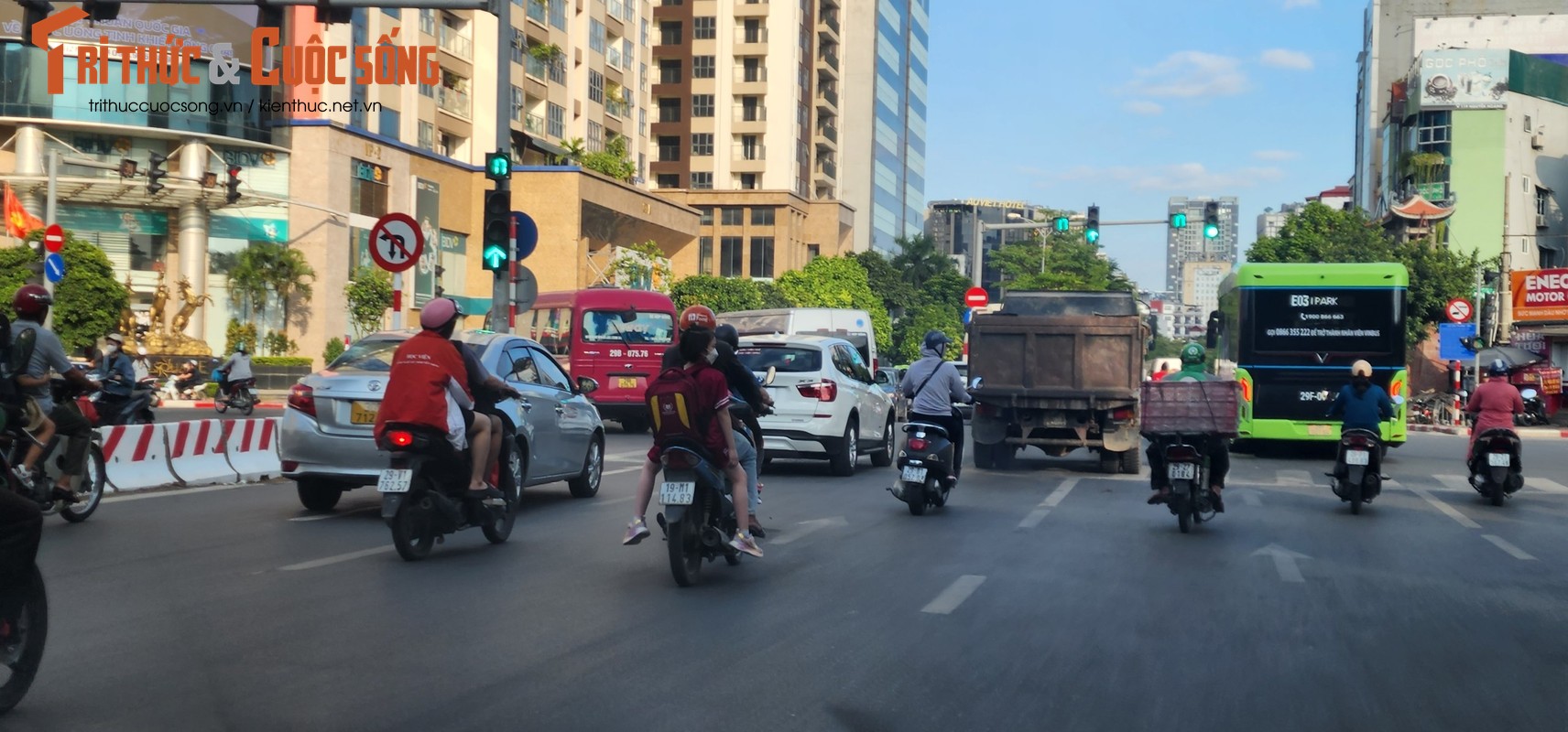 Ha Noi: Bat on giao thong tren tuyen duong Le Duc Tho - Nguyen Hoang-Hinh-12