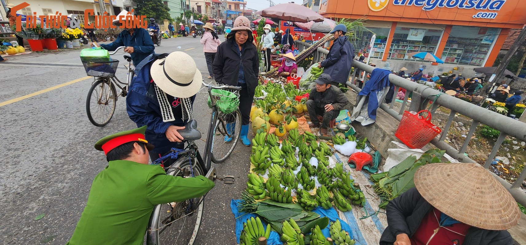 Di cho Tet que ven bien Nam Dinh de tro ve tuoi tho-Hinh-13