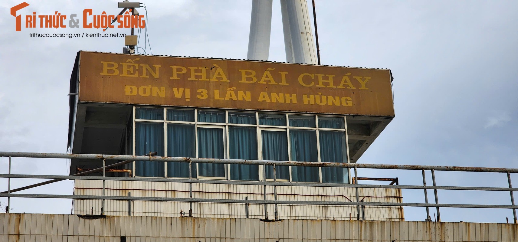 View - 	Bến phà Bãi Cháy chứng nhân lịch sử bị bỏ hoang làm nơi chứa rác