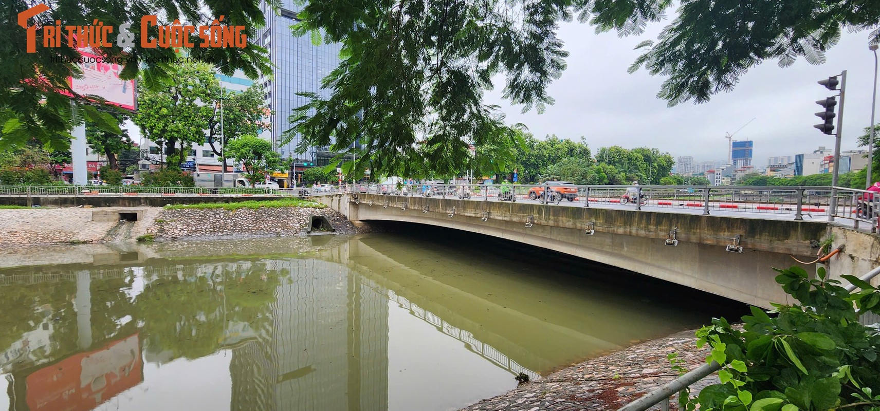 View - 	 Cận cảnh nước sông Tô Lịch dâng cao, bất ngờ đổi màu