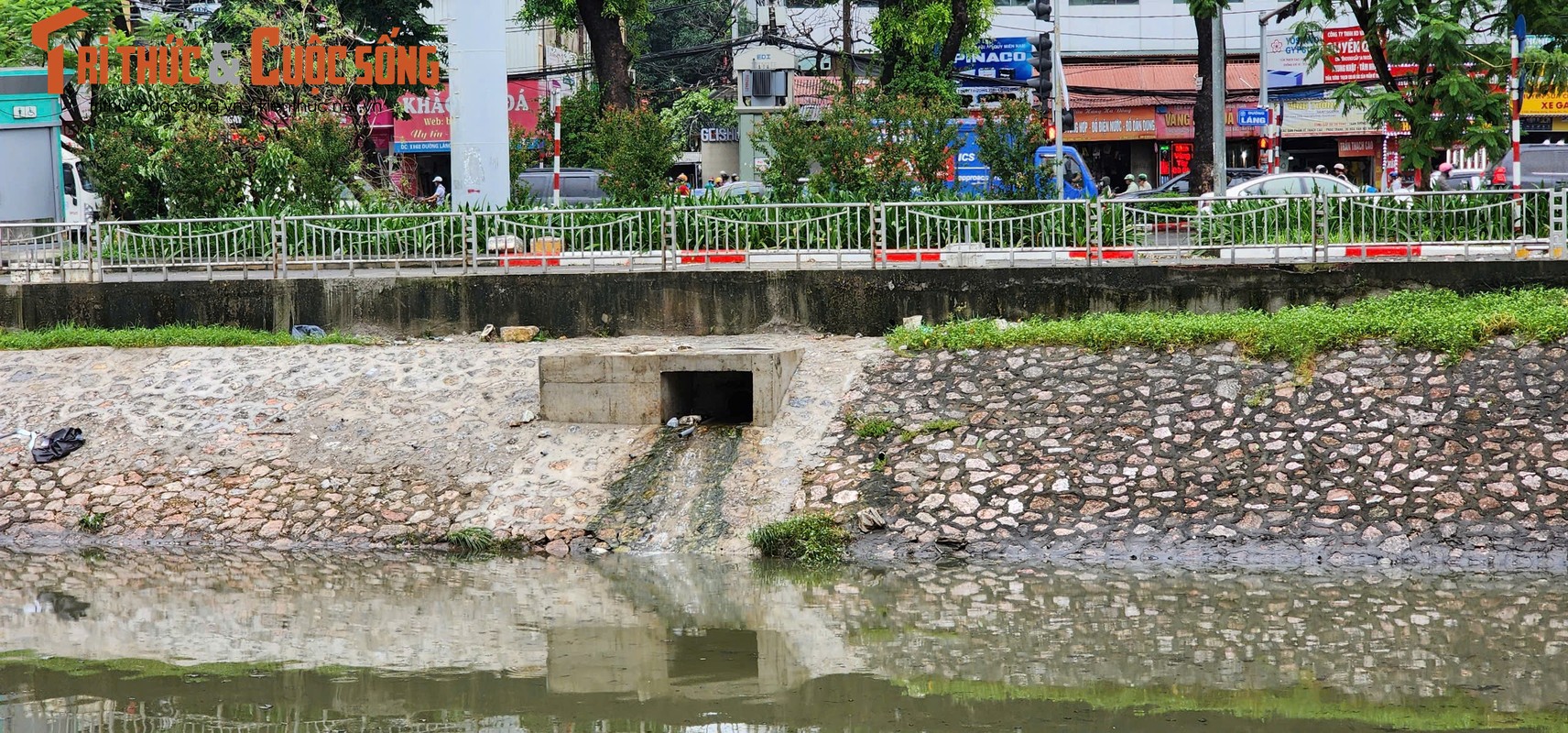 View - 	 Cận cảnh nước sông Tô Lịch dâng cao, bất ngờ đổi màu