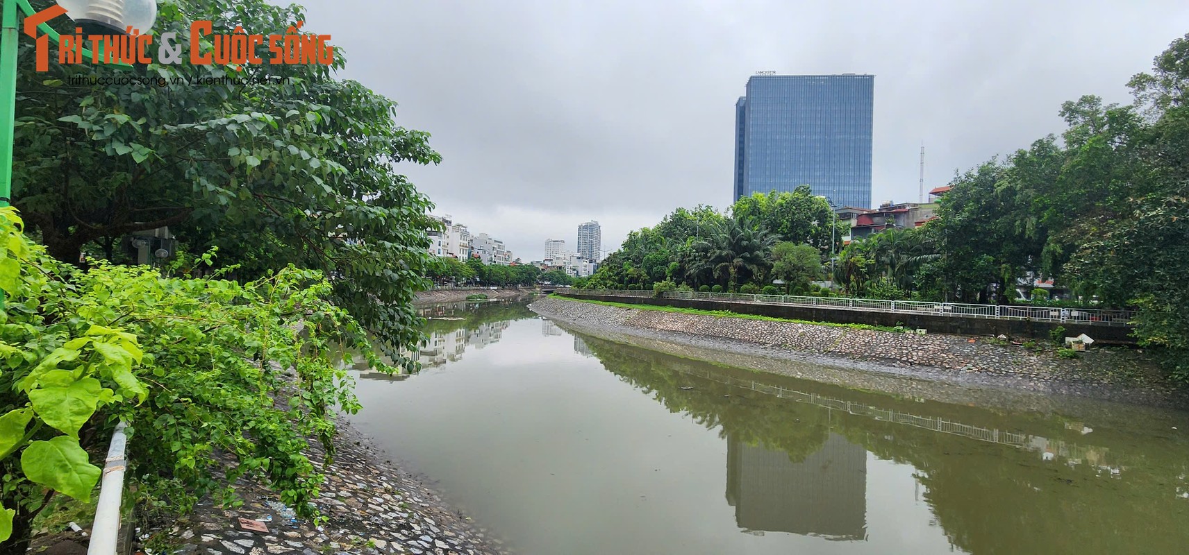 View - 	 Cận cảnh nước sông Tô Lịch dâng cao, bất ngờ đổi màu