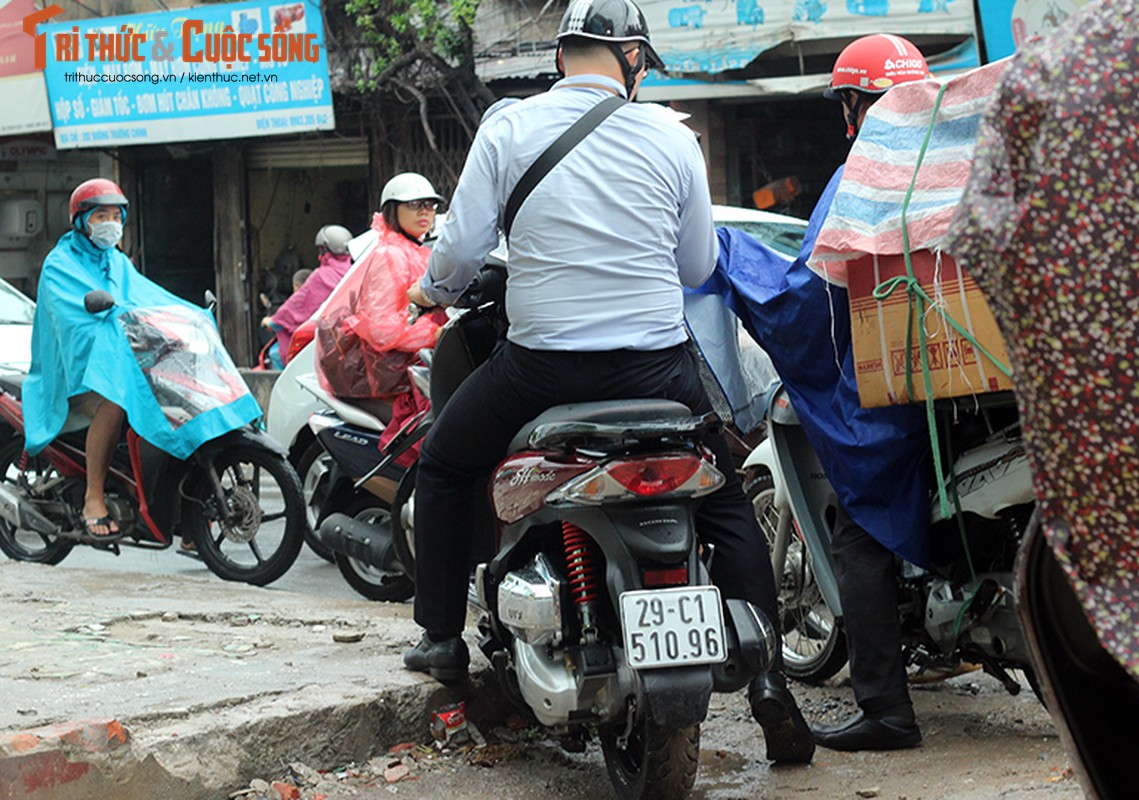 Anh: Mua cuc lon khien duong pho Ha Noi bien thanh song-Hinh-11