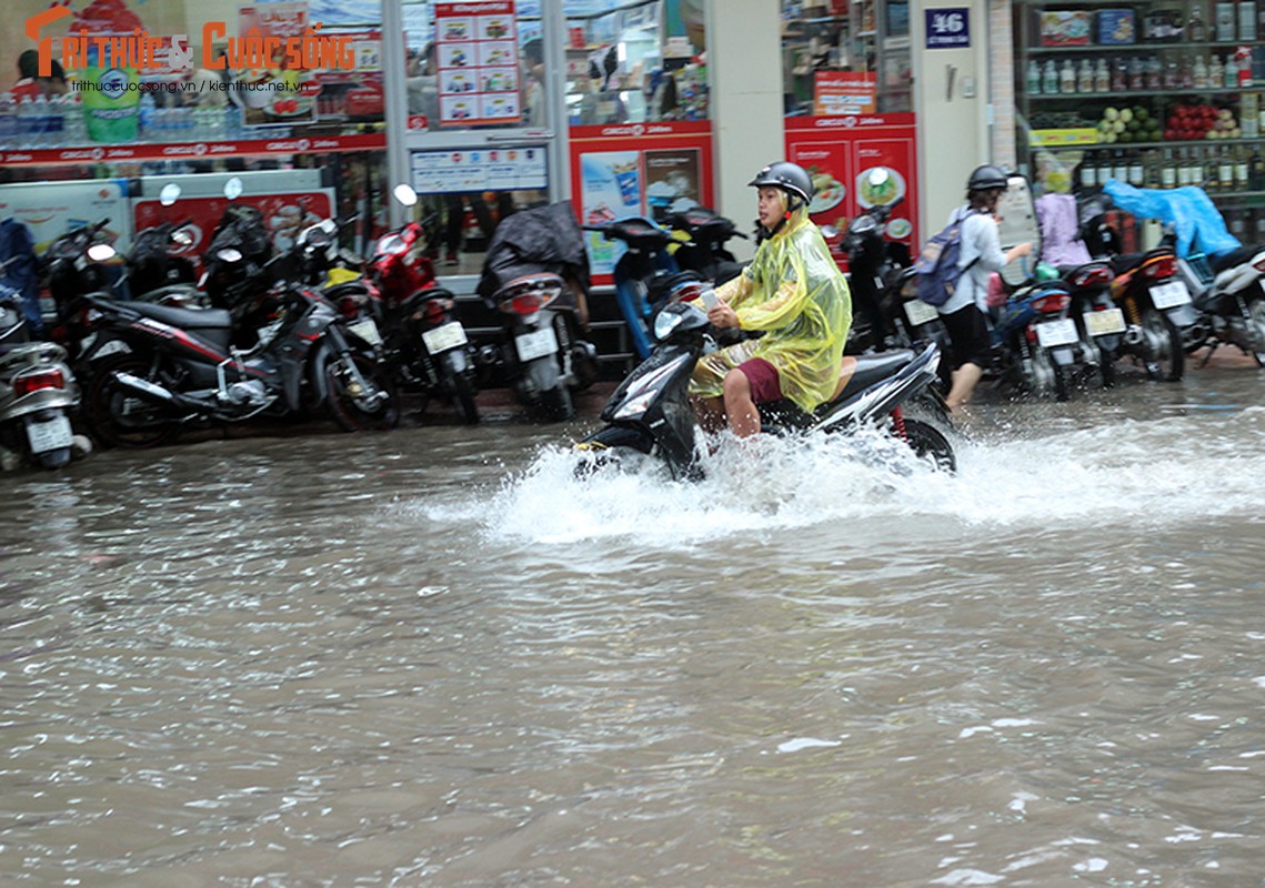 Anh: Mua cuc lon khien duong pho Ha Noi bien thanh song-Hinh-14