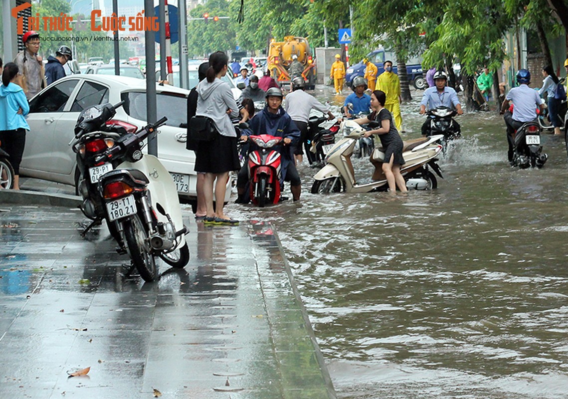 Anh: Mua cuc lon khien duong pho Ha Noi bien thanh song-Hinh-16