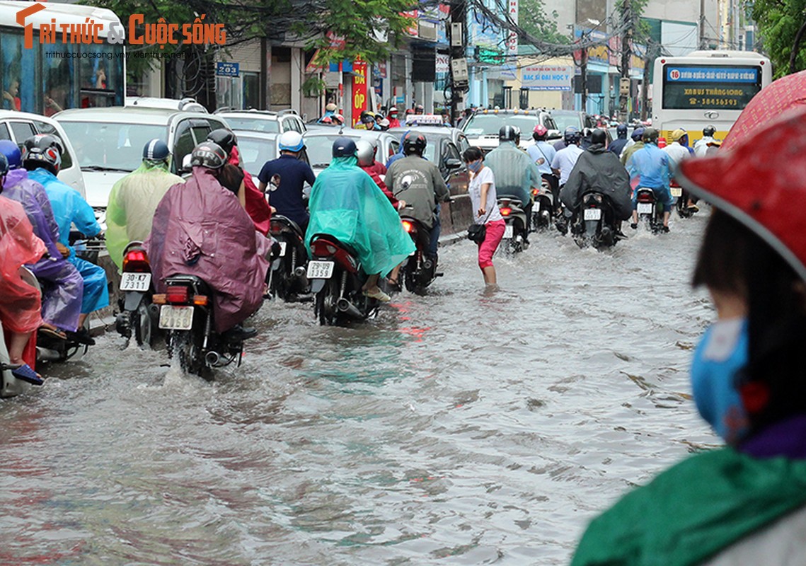 Anh: Mua cuc lon khien duong pho Ha Noi bien thanh song-Hinh-5